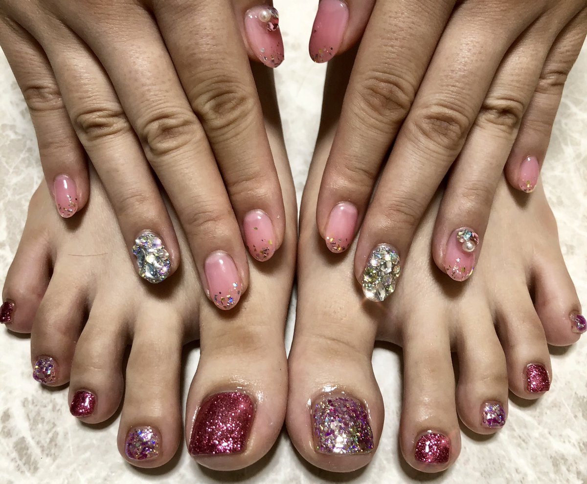 村田 奈津季 En Twitter さやちゃんネイル ジェル ピンクネイル シルバーネイル ラメネイル 埋め尽くしネイル ビジューネイル グラデーションネイル フット ピンクネイル ラメネイルネイル ラメネイル ホログラムネイル 差し入れありがとう 自宅ネイルネイル Nail