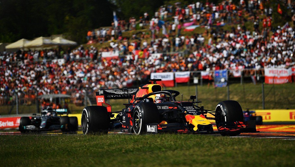 misagues's tweet photo. #Motor Los expertos de la Fórmula 1 colocan a Max Verstappen como mejor piloto de 2019 y a Carlos Sainz tercero #misagues https://t.co/uA5JiU3m56 https://t.co/oOKRbDMlsU