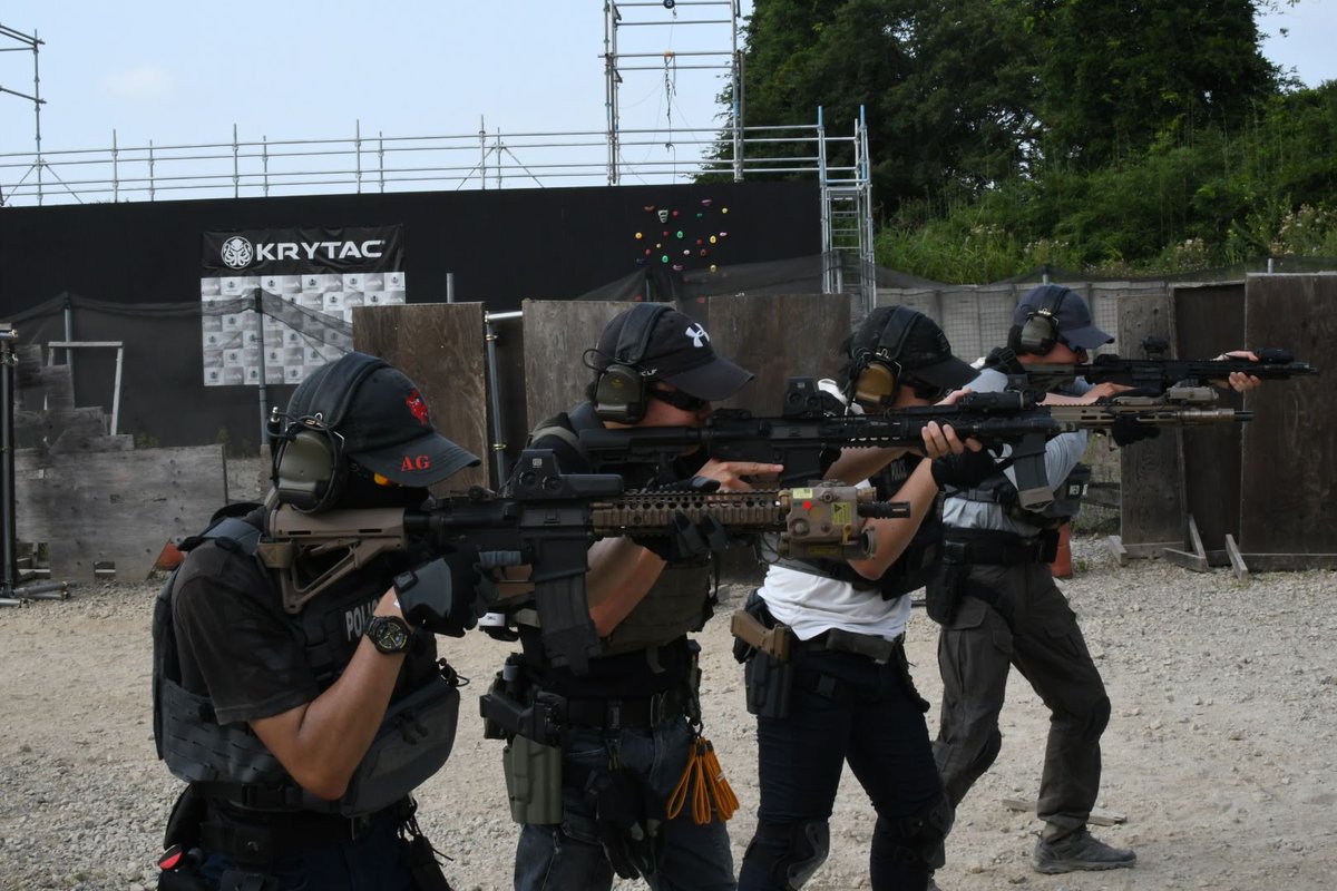 ssgt_lighter's tweet photo. ぽぷらくんはまだストックの肩づけ甘いけど、皆少しずつストック上端が肩からはみ出なくなってきた。
偉い偉い。
ソースを示しつつ解説する通信教育は
効果があったということだ。
#架空LE
#大和市警
#CounterTerrorismUnit https://t.co/BoHAjW27Lt