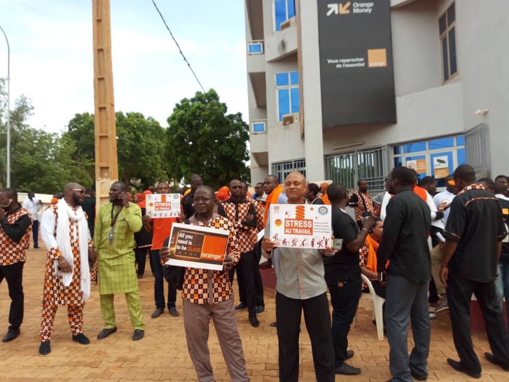 SynatTelecoms's tweet photo. Grève suivi de sit in à Orange Niger. #Orange #SYNAT https://t.co/50d2ptfr38