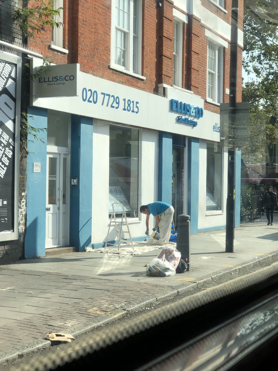 __LadyS's tweet image. I wonder if this was intentional.... 😆 #colourmatch #colourcode #dresscode #blue #white #uniform #painting #bethnalgreen #ellisandco @EllisandCoEA