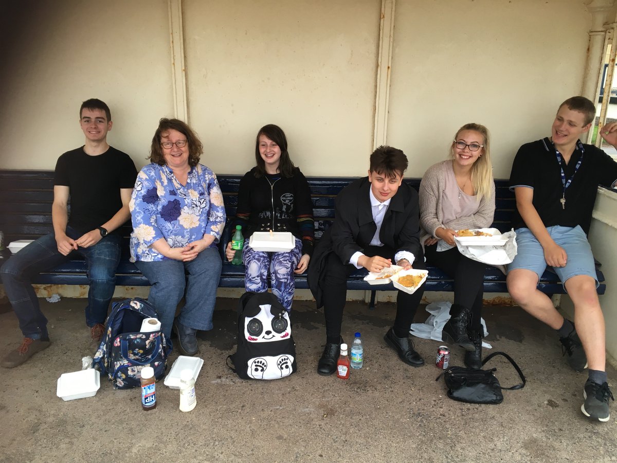 YoungDevon's tweet photo. Our Youth Council celebrating success with a private gallery show by the fantastic @Laurawallart, followed by adventure golf and yummy fish and chips by the sea! https://t.co/J6Xl2hlOp9