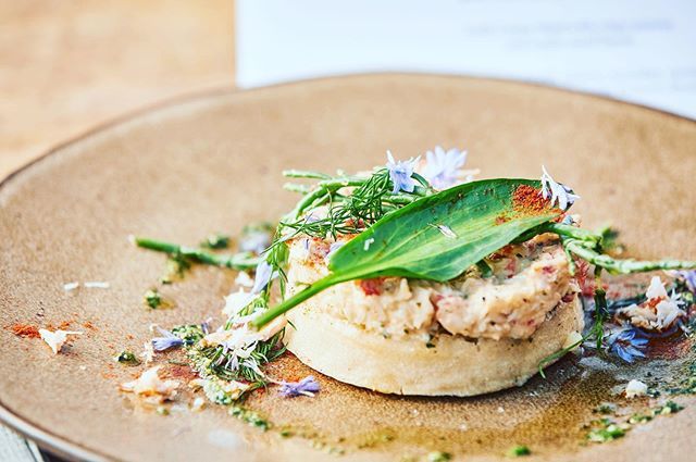 Brixham crab &amp; crayfish sourdough seafood crumpet, sea herbs and roasted lemon chive butter! Going down a storm this summer ift.tt/2zclZvy