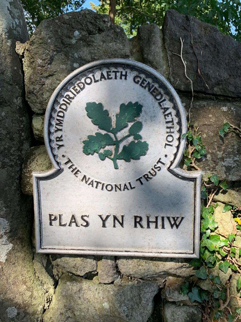 AchubCalon's tweet photo. Mae diffib bellach yn ei le yn safle @YGCymru Plas yn Rhiw, #Rhiw, Pen-Llyn. 

A public access defibrillator is now available at @NTWales site at Plas yn Rhiw, Pen-Llyn. 

#AchubBywydauCymru
#SaveALifeCymru https://t.co/S3k2WlZn6Y