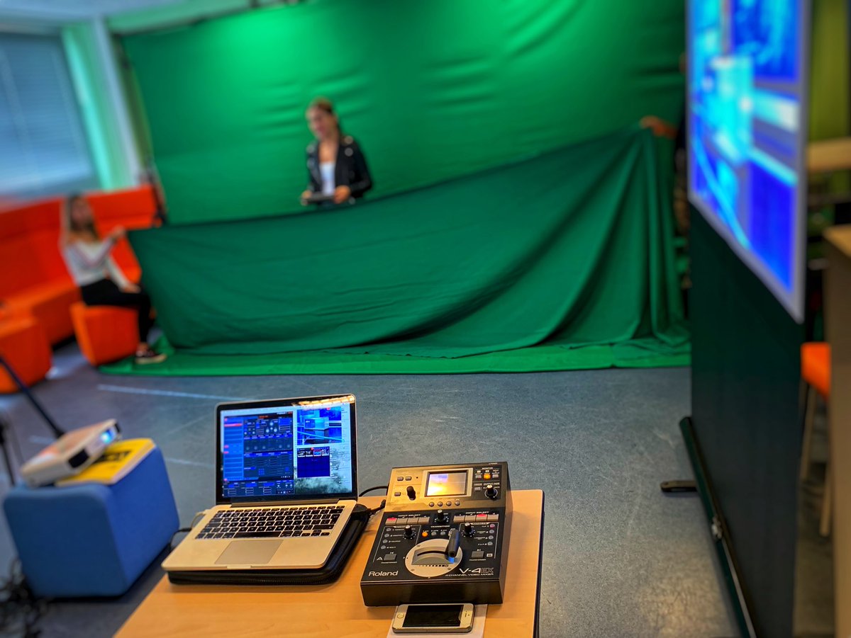 MarkvandeMortel's tweet photo. Nieuwe vorm van CKV op het VMBO-T @UrsulaHorn ✅. Vijf intensieve dagen kennismaking met kunst en cultuur. Vandaag green screen, VJ en gevoel / betekenis van CKV 🎦▶️ https://t.co/fxsleimNJd