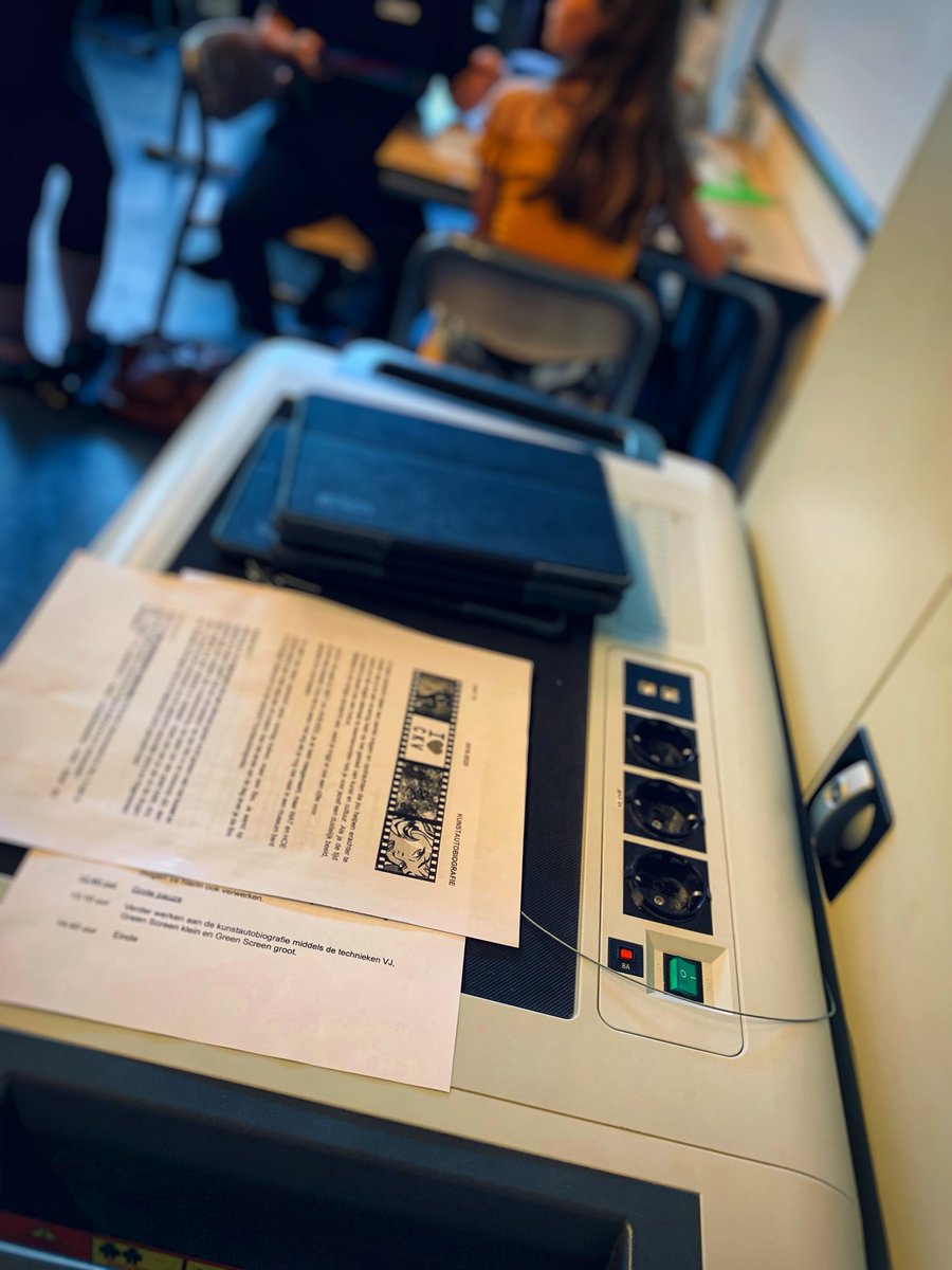 Nieuwe vorm van CKV op het VMBO-T @UrsulaHorn ✅. Vijf intensieve dagen kennismaking met kunst en cultuur. Vandaag green screen, VJ en gevoel / betekenis van CKV 🎦▶️