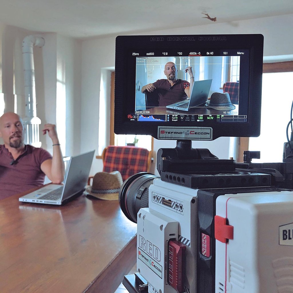 DoPchoice's tweet image. Interview setup with @cekko_dp and one of our #SNAPGRIDS helping to give the light direction 
@blueshape_it @cartoni.camerasupports @dopchoice @photonialed

#dopsnapgrid #onset #bts #cinematographer #gaffer #keygrip #filmmaker #filmlighting #gafferslife #filmmaking #setlighting