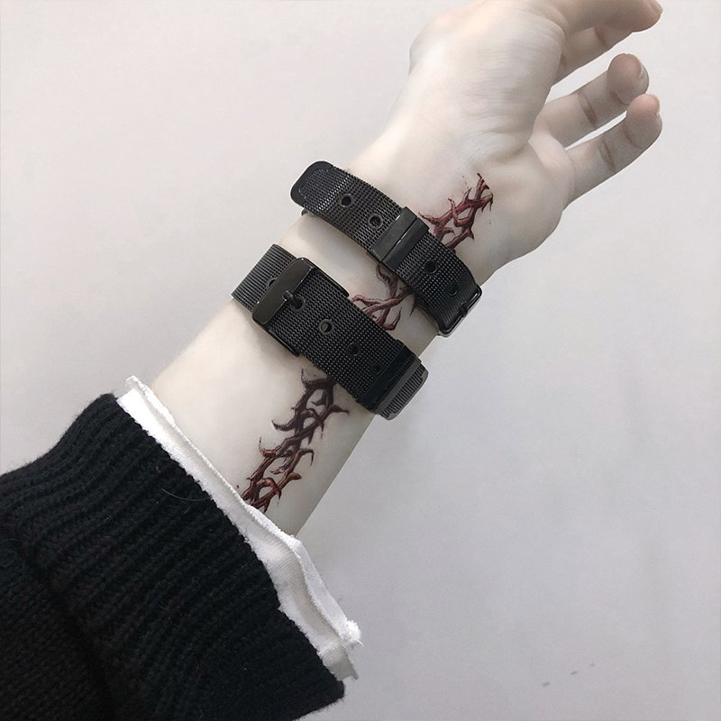 Wear_Blossom's tweet photo. [RT추첨]

🌸스틸 클락 핸드초커🌸

메탈 재질의 멋스러운 핸드 초커 데리고 와봤어요. 후기도 4천개에 달하는 인기상품이랍니다🖤

가볍게 포인트 주기 좋으며, 부담스럽지 않으면서 깊은 분위기를 자아내 시크하게 연출되어요😌

사이트 https://t.co/cw77j1l6w5
블로그 https://t.co/YBhnK480V1 https://t.co/GlXJkPpvVh