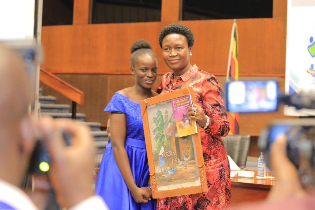 duchess_flowers's tweet photo. Amazing Grace Kirabo gives minister Rosemary Sseninde an art piece made by herself depicting a chapter in her book (Nurtured by a Blind mother) and a copy of the book itself. #PALFA2019Kampala https://t.co/6Cunka7pLY