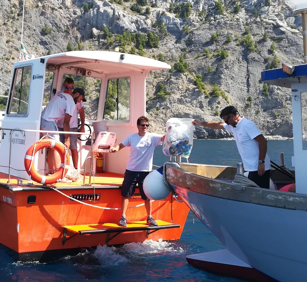 LegambienteLig's tweet photo. Pescati 30 kg di rifiuti recuperati da Edoardo Silvestri, pescatore professionista, con il battello ecologico del @parkcinqueterre e il motopeschereccio “Sciacchetrà” per il progetto di #Legambiente #pelagosplasticfree #ExpeditionMed. https://t.co/Sem8yen52h