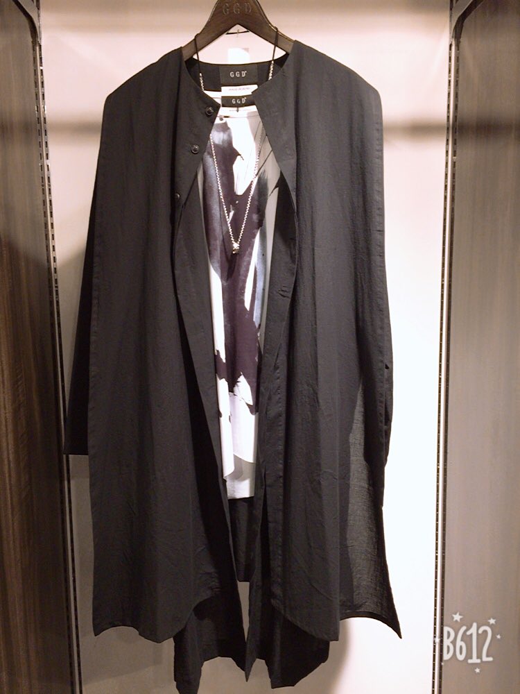 GGD19900824's tweet photo. こんにちは！
GGDedition浜松店です！

本日はGGDからの新作アイテム
日本製ストールロングシャツの
ご紹介です！

ストールのような1枚布がついた
インパクトのあるアイテムです。
ドレープ感があり、
上品な雰囲気を演出してくれる1枚です！

#GGD #GGDedition #ロングシャツ #モード https://t.co/e4a72DVy7d