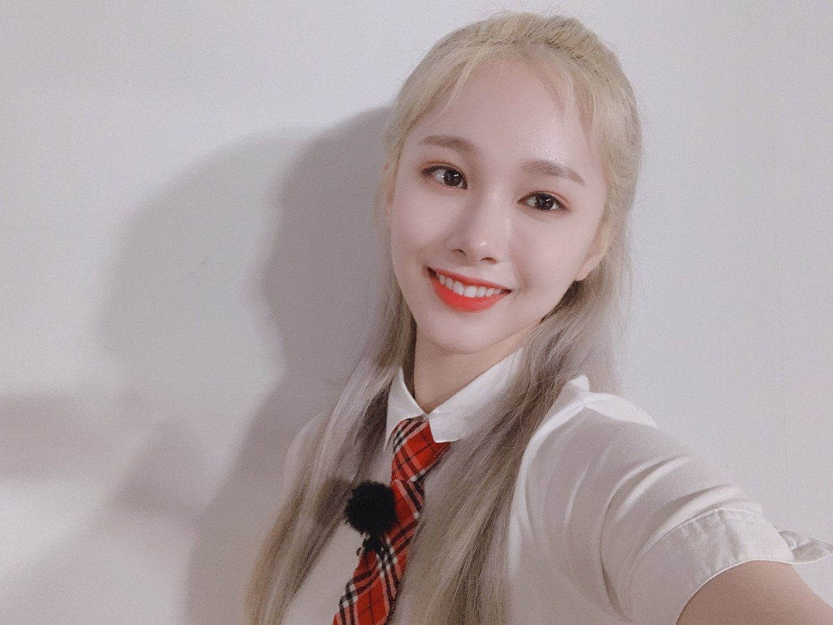 Ирон эверглоу. Пак джи вон everglow. Everglow sihyeon фигура. Юрим эверглоу. Everglow участницы ию.