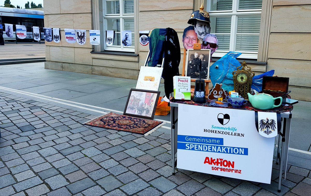 KplZentrale's tweet photo. Unsere Herzen sind übervoll 💙
Wir sind stolz auf die Fürsorge und den erlesenen Geschmack unserer Mituntertanen und freuen uns über die Kreativität der Spender
Jetzt heißt es einpacken und ab die Post. Georg Friedrich - Hilfe naht!
#SommerhilfeHohenzollern0
#AktionSorgenprinz https://t.co/NewQtxDlaP