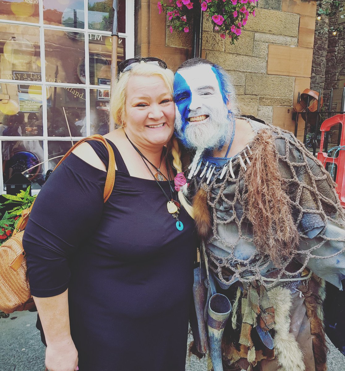 SusanneKlimt's tweet photo. Always wonderful to meet the famous Adam Watters @Edinburgh ! 
#susanneklimt #scotland #artandmore #edinburgh #schottland #pictish #adamthebraveheart https://t.co/OcPG6BgGUN