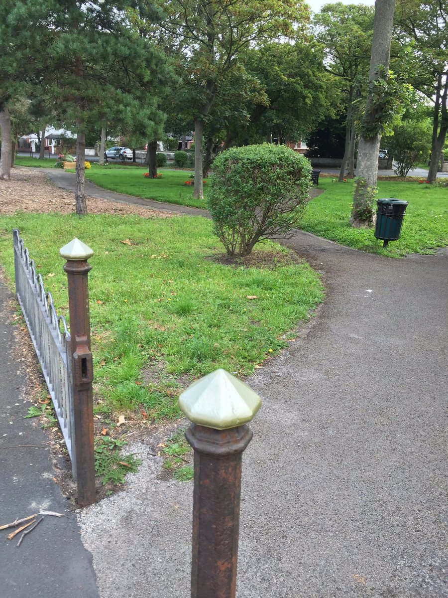 MerrilocksPark's tweet photo. We are always looking for a spare pair of hands to help with the weekly gardening sessions. These run every Saturday from 2pm to 3pm. Come along...all you need are gloves and a gardening tool! Please help make a difference to our Park! #community #greenspaces #teamwork https://t.co/3qsAmTSirb
