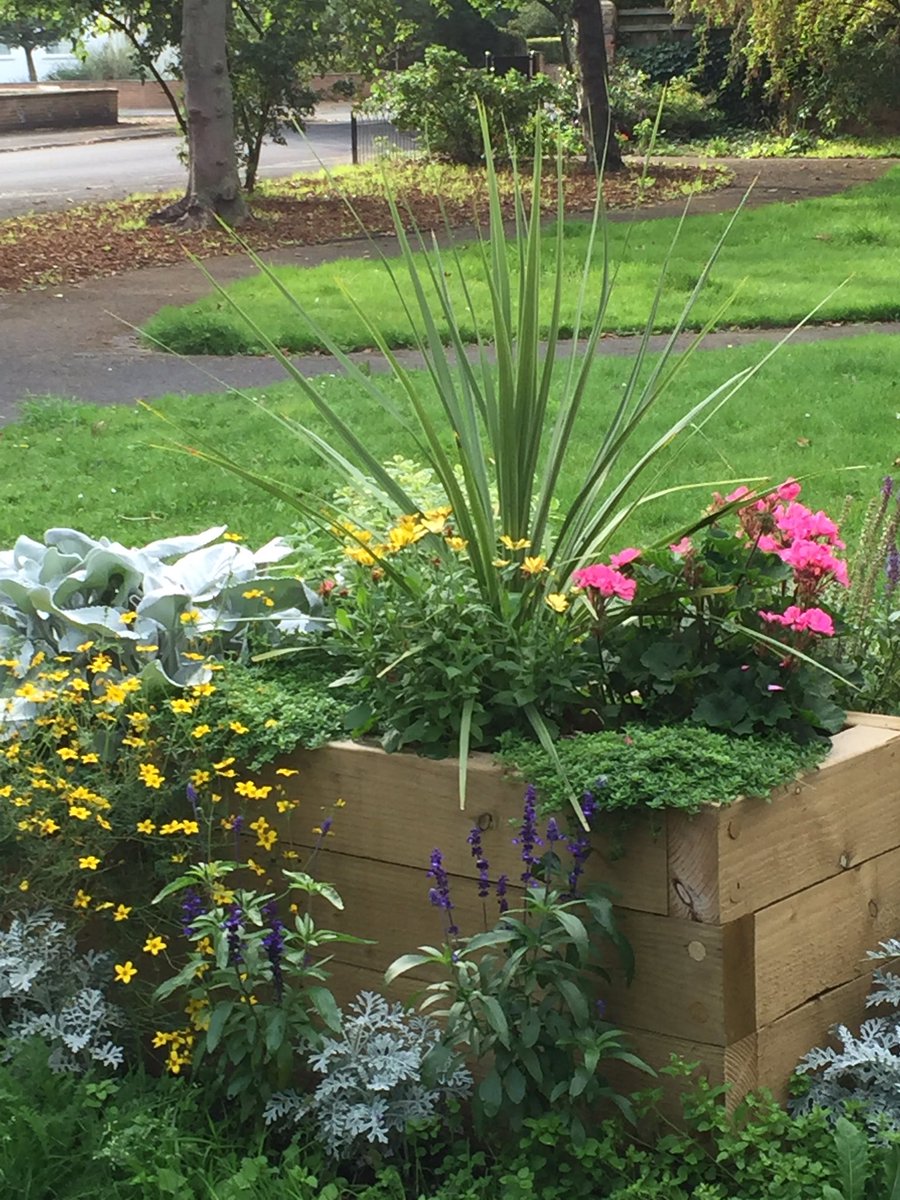 MerrilocksPark's tweet photo. We are always looking for a spare pair of hands to help with the weekly gardening sessions. These run every Saturday from 2pm to 3pm. Come along...all you need are gloves and a gardening tool! Please help make a difference to our Park! #community #greenspaces #teamwork https://t.co/3qsAmTSirb