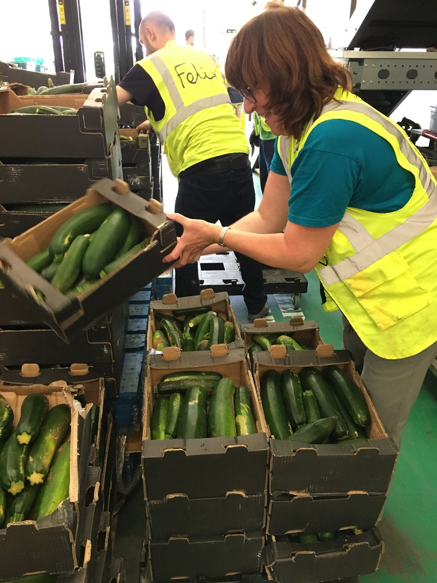 bread4breakfast's tweet photo. #GiantTHANKYOU #supershift @felixprojectuk #wondrouswarehouse #goodfoodforgoodcauses #inspirational #classycompanion @josephlavington #lotsoflearning @KeynshamAction #communityfridge @BathFoodCycle #BANESSFP #mountainsofkindness #kindness_connects https://t.co/T2uUZUVQPX