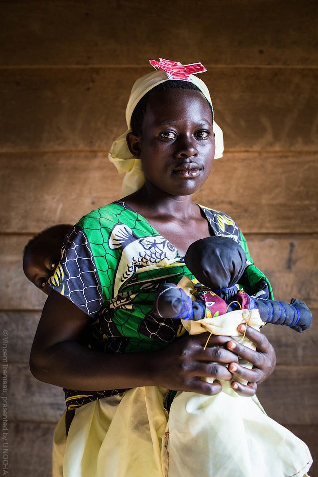 UNICEF's tweet photo. “Others cannot understand why I am a student while I already have a child. I tell them that if I study, it is precisely because I want to help my child.”

Françoise, 15, aspiring nurse in the Democratic Republic of Congo.

@UNOCHA https://t.co/N7xjk4tQlw
