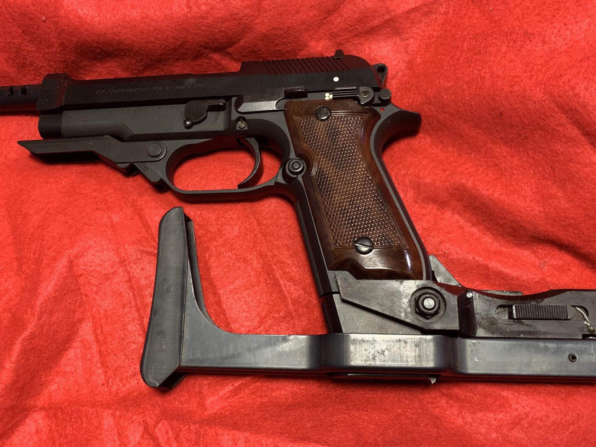 神野オキナ على تويتر どんとこい架空銃 あそびにいくヨ の金武城真奈美の愛銃 ベレッタm93r 実はこのタイプのストックは実銃になく Mgcのオリジナル