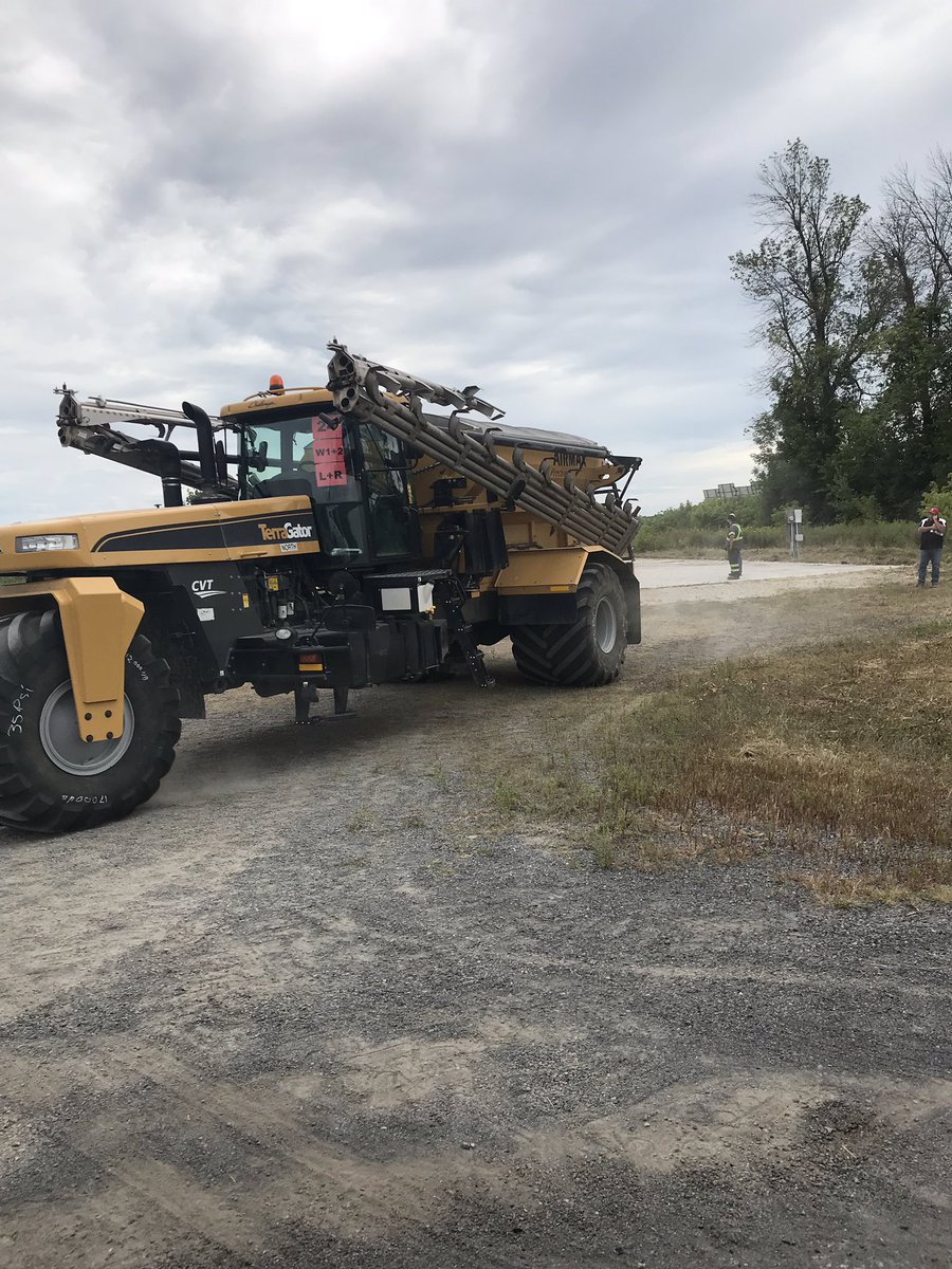 DavidGuy1201's tweet photo. Amazing volunteer preparation efforts under way for Eastern Ontario Compaction Day. @OntarioSoilCrop @OMAFRA @Sevita_PROSeeds #ontag #dscia https://t.co/IS3c3xCRn2