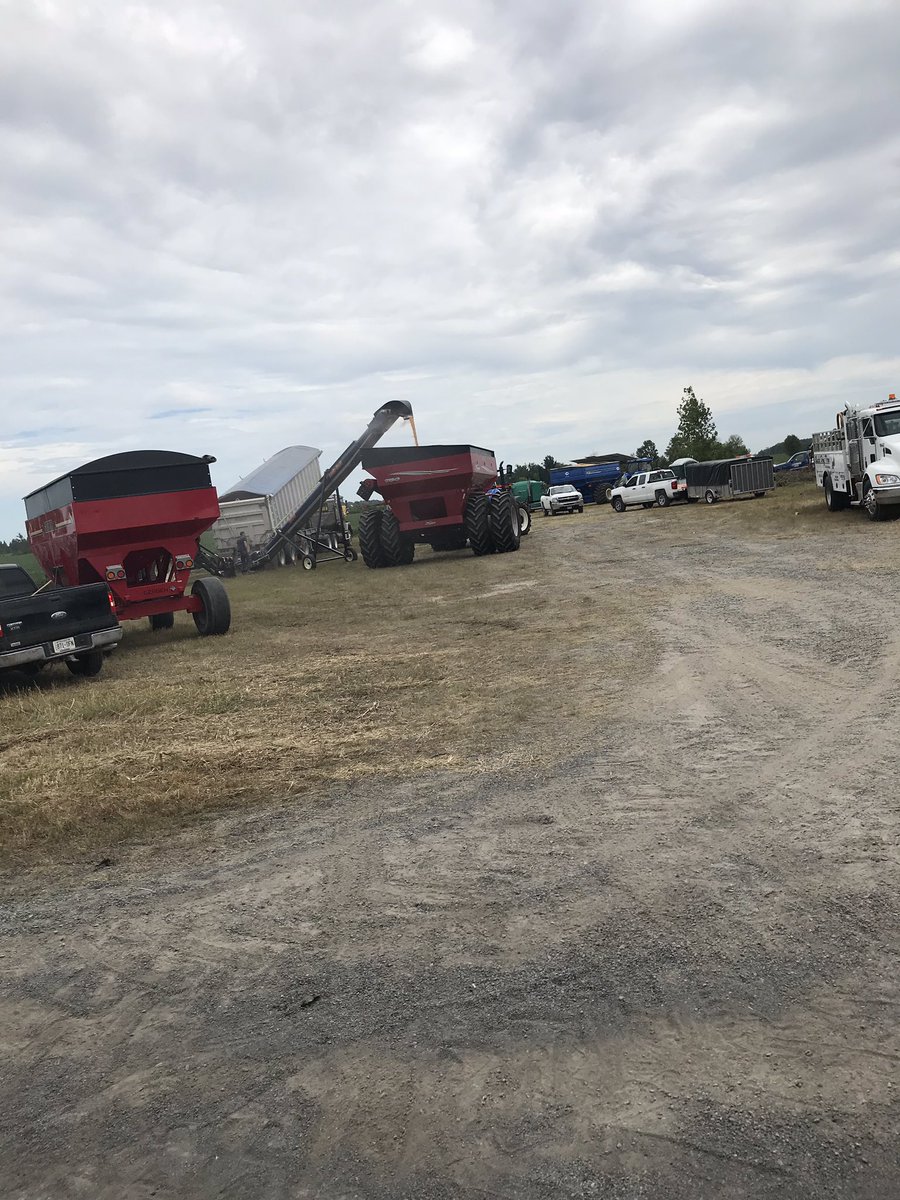 DavidGuy1201's tweet photo. Amazing volunteer preparation efforts under way for Eastern Ontario Compaction Day. @OntarioSoilCrop @OMAFRA @Sevita_PROSeeds #ontag #dscia https://t.co/IS3c3xCRn2