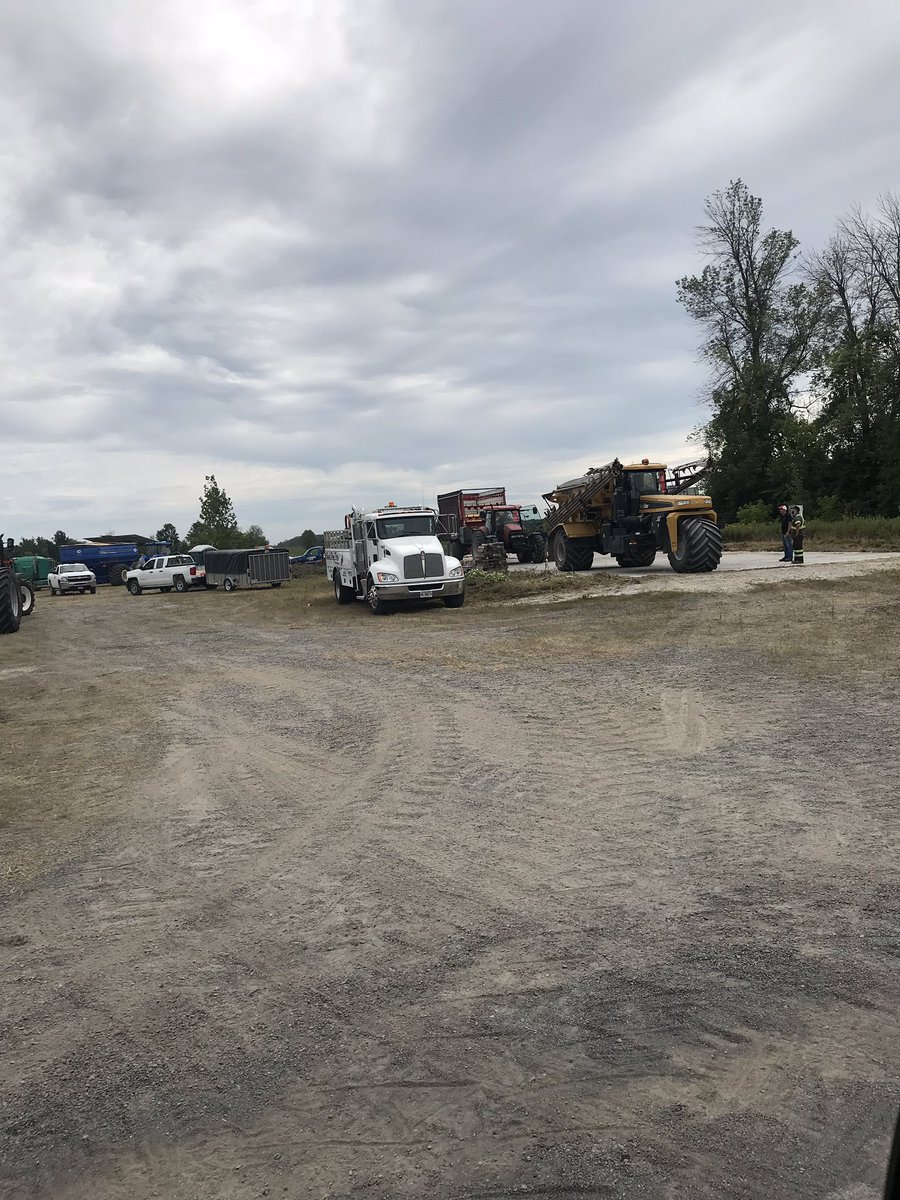 DavidGuy1201's tweet photo. Amazing volunteer preparation efforts under way for Eastern Ontario Compaction Day. @OntarioSoilCrop @OMAFRA @Sevita_PROSeeds #ontag #dscia https://t.co/IS3c3xCRn2