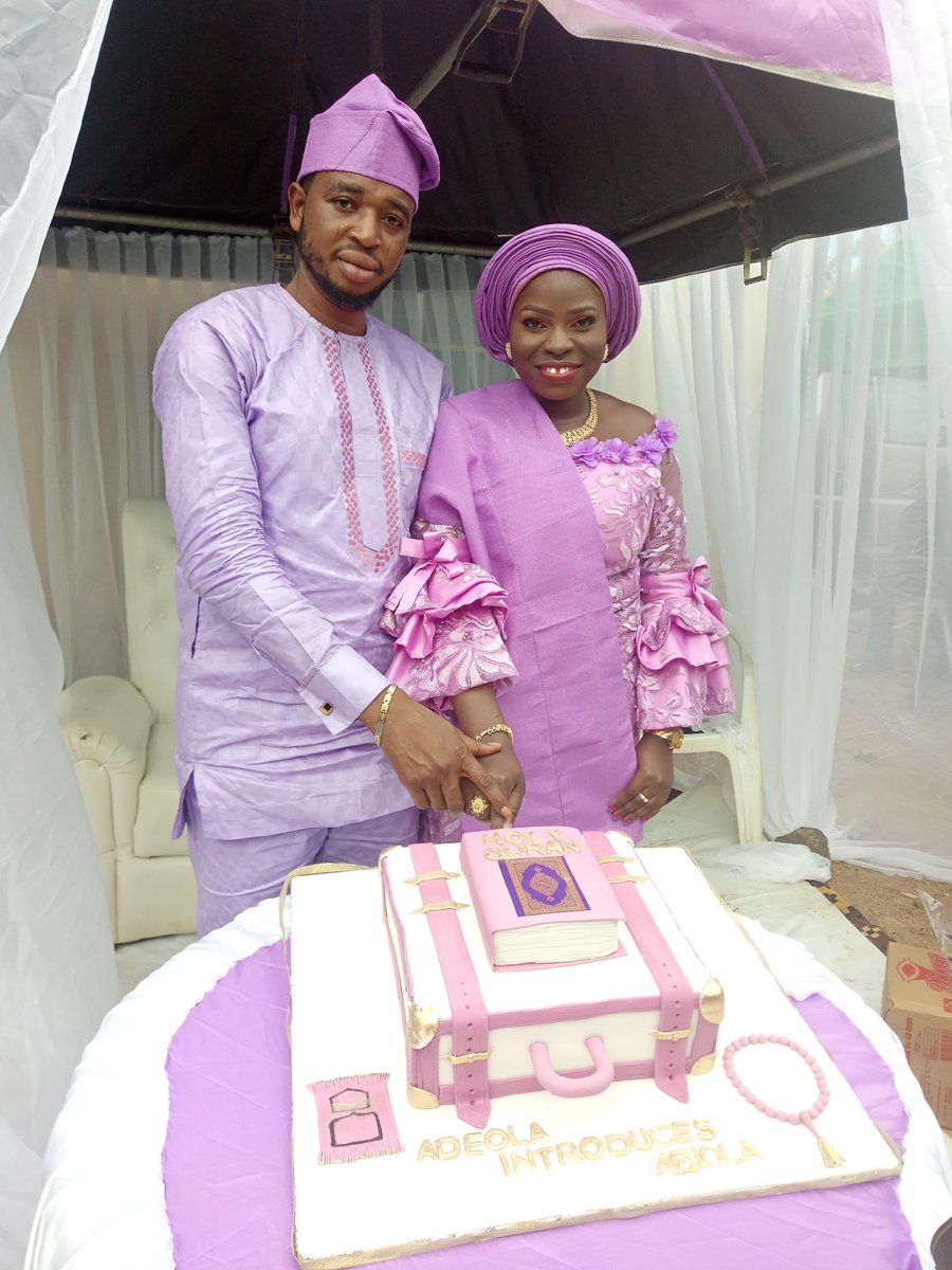 IkimotMoshood's tweet photo. My introduction cake by yours truly @hademcakesandmore @IkimotMoshood the bride herself 🤩🤩🤩 #osunwedding #naijafood #naijacakes #Ibadanbakers #Birthdaycakes #firstofallintroduction #traditionalmarriage #traditionalmarriage #osogbowedding #naijawedding #celebrationcakes #cakes https://t.co/4CW47jOqLw