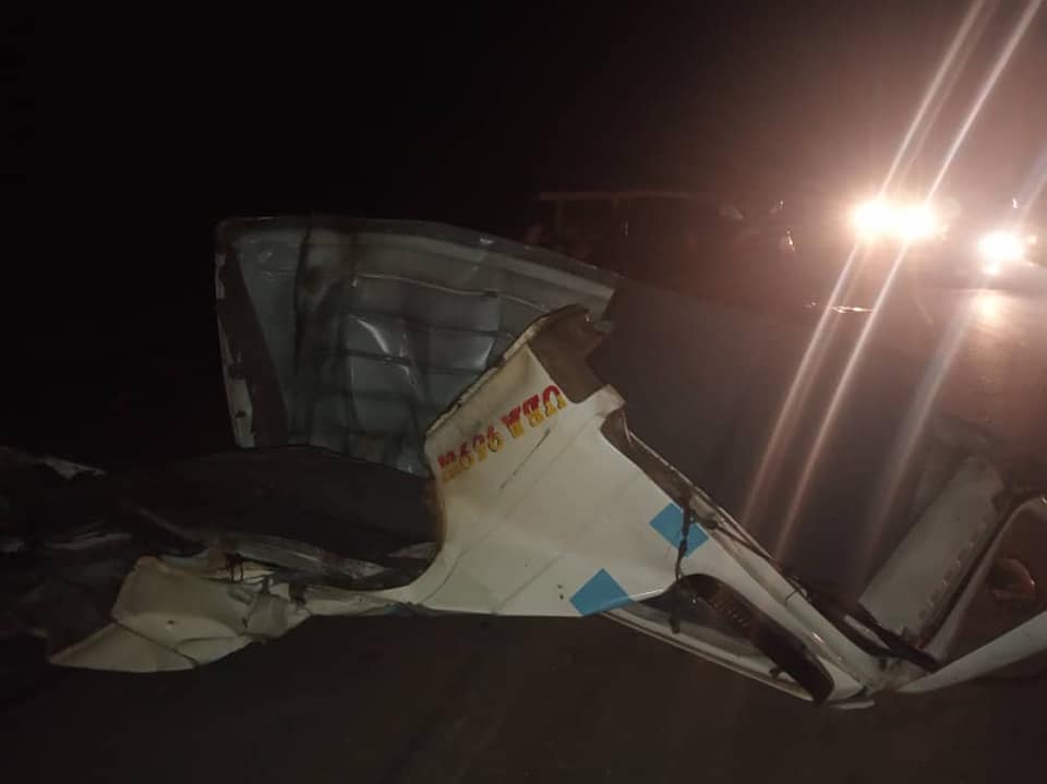 Newsday_Ug's tweet photo. Six people are feared dead after a bus reg. UAZ 581U belonging to Global Coaches collided head a commuter taxi reg. UBA 969W at Kabuye near Kyabadaaza along the Kampala - Masaka highway #IntelPostUpdates https://t.co/bHhg1cZwEJ
