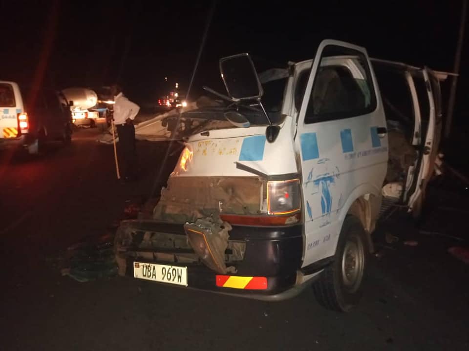 Newsday_Ug's tweet photo. Six people are feared dead after a bus reg. UAZ 581U belonging to Global Coaches collided head a commuter taxi reg. UBA 969W at Kabuye near Kyabadaaza along the Kampala - Masaka highway #IntelPostUpdates https://t.co/bHhg1cZwEJ