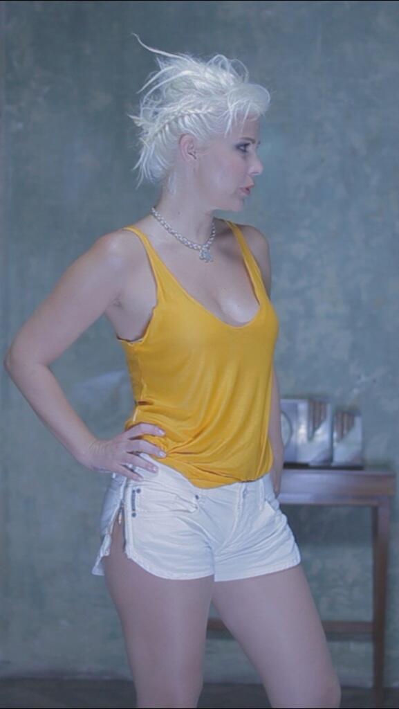 AVM lerde kızların kısa şort giyinmesinden rahatsız olan Ömür Gedik, Tansu Çiller gibi, "Bacınızın pıtığı size feda olsun" deyip pıtışının şeklini şemailini gösterdiği günleri, şortlu geçmişini unutmuş, gündeme gelmek isteyen medya maymunu gibi zırvalamış