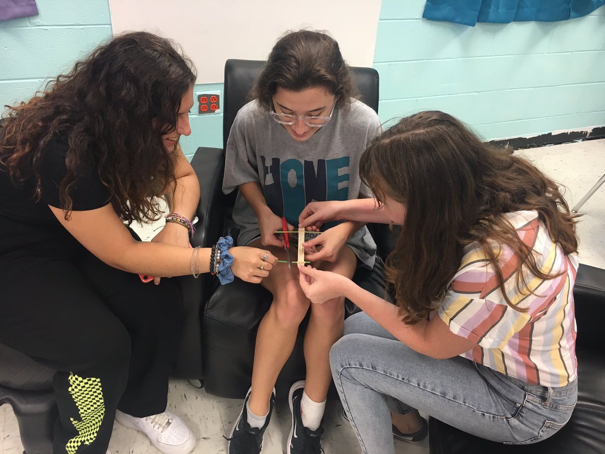 SraExumGHS's tweet photo. Music from trash! First-level Spanish students learned about the Orquesta de Instrumentos Reciclados de Cateura in Paraguay, then tried their hands at teamwork and creation! Gratitude discussion to follow... https://t.co/3UkcK4GKvv