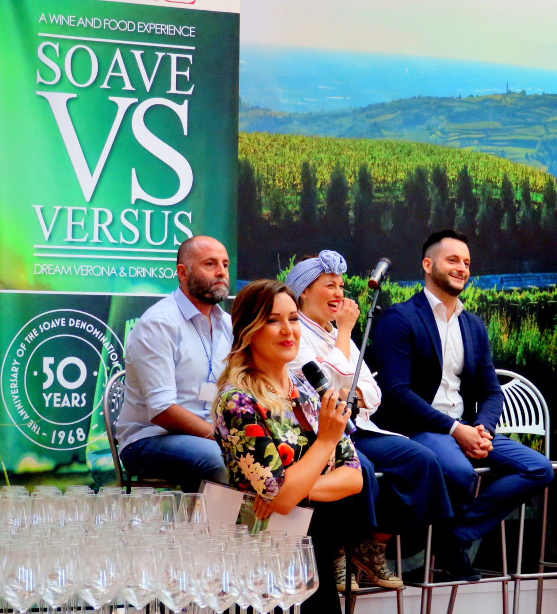SoaveWine's tweet photo. La celebrazione #SoaveVersus inizia sabato 31 agosto. L’appuntamento imperdibile di fine estate a #Verona ha un ricco programma di degustazioni, show cooking e dibattiti. https://t.co/NtnmGuH2WC https://t.co/mKcQ6Rl6ck