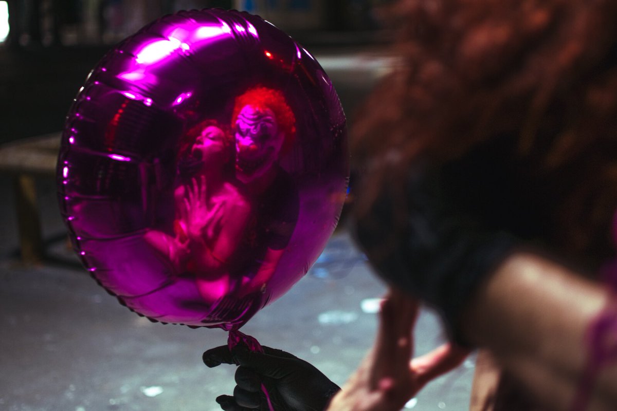 kinky_lotus's tweet photo. Creepy clown and balloon bondage with @secondfloor_fet and @tracimatlock 

Lots more from this abandoned building adventure can be found at https://t.co/OiP02knVLp https://t.co/kGXc6L2jzi