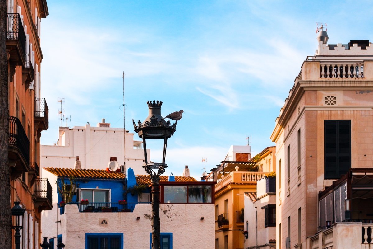 FRentals_en's tweet photo. Feel the seabreeze in your hair, as you walk through the narrow streets of Sitges and don't forget to look up every now and then. 

Yes, that's what a holiday should feel like!😎 https://t.co/c2F05vlxki