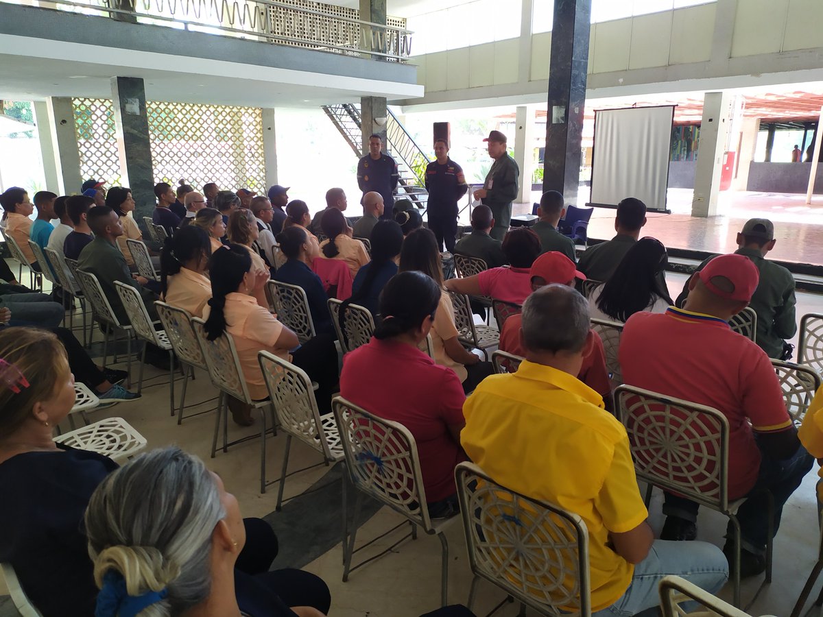 circulomilmcy's tweet photo. #27Ago #Almomento Taller de Identificación de Peligros y Evaluación de Riesgos, dictado por el personal del @bomberos_aragua para todo el personal #Civico-Militar del @circulomimmcy #CirculoActivo @CirculoMilFANB @REDI_Central @ZODI_Aragua #VenezuelaTierraDePatriotas https://t.co/NDuJmmTrZs
