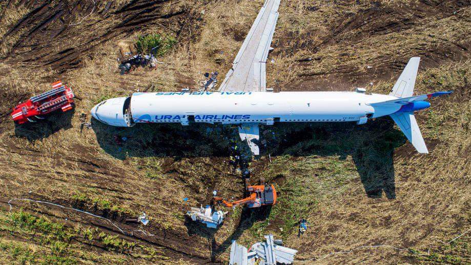 FlightModeblog's tweet photo. Remember the Airbus A321 of Ural Airlines? Looks like the Russian authorities are scrapping it.
*Pictures by Air Plus News
#flightmodeblog #flightmode #aviation #avgeek #UralAirlines #Airbus #Russia #U6178 #Moscow #avgeeks https://t.co/kvcCsJbEDc