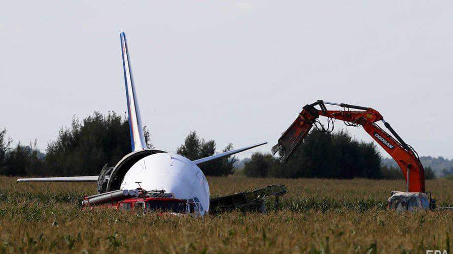 FlightModeblog's tweet photo. Remember the Airbus A321 of Ural Airlines? Looks like the Russian authorities are scrapping it.
*Pictures by Air Plus News
#flightmodeblog #flightmode #aviation #avgeek #UralAirlines #Airbus #Russia #U6178 #Moscow #avgeeks https://t.co/kvcCsJbEDc