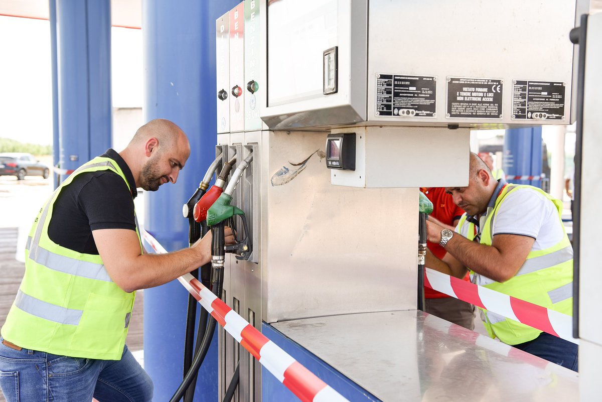 EnergjiaGovAL's tweet photo. 👨‍💼Strukturat e ISHTI-t, masa ndaj subjekteve të cilat cënojnë ⚠sigurinë dhe nuk❌ plotësojnë kushtet teknike të tregtimit të 🧪karburanteve.
#MIE #ISHT https://t.co/o6xVuWcGZp