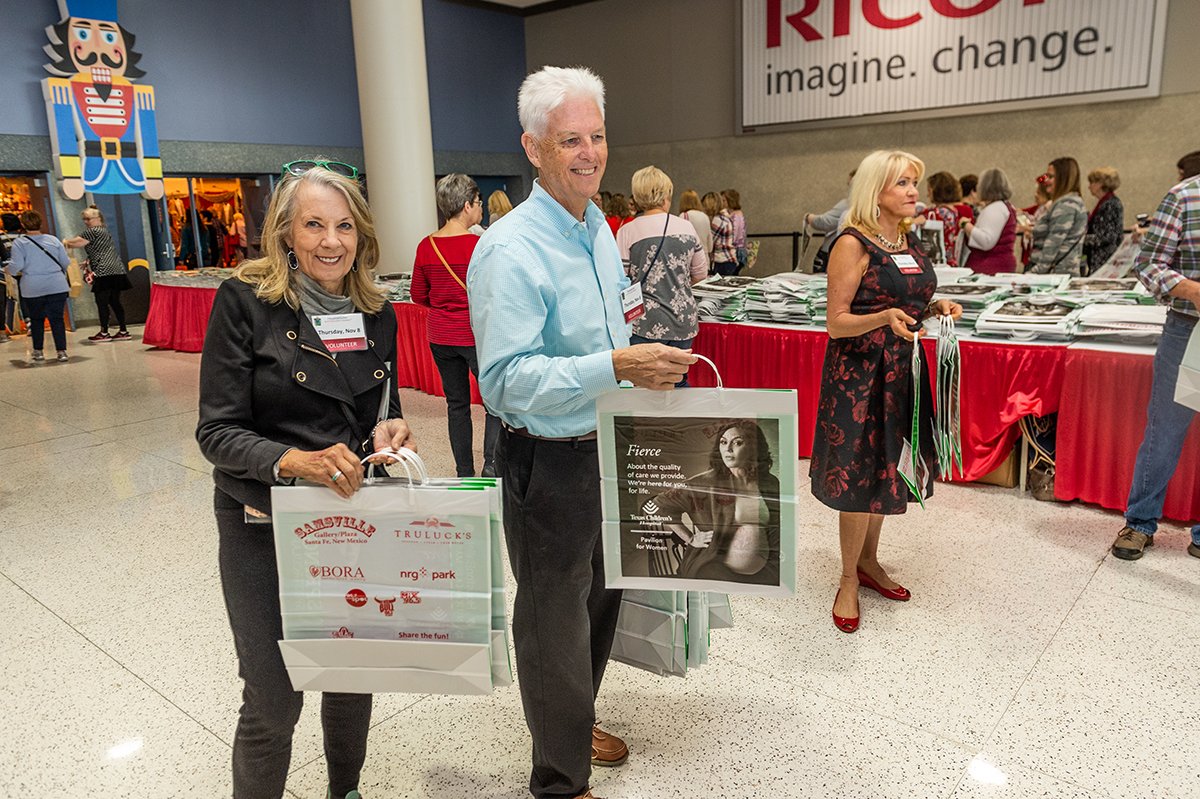 NutcrackerMkt's tweet photo. We have the BEST volunteers! Without them, we wouldn’t be able to do all that we do at the Nutcracker Market. From helping out at the turnstiles, to handing out bags &amp; programs &amp; more, our volunteers can do it all. Sign up at https://t.co/dSQ7BugGeb &amp; learn more on our website! https://t.co/J0IRltTZVO