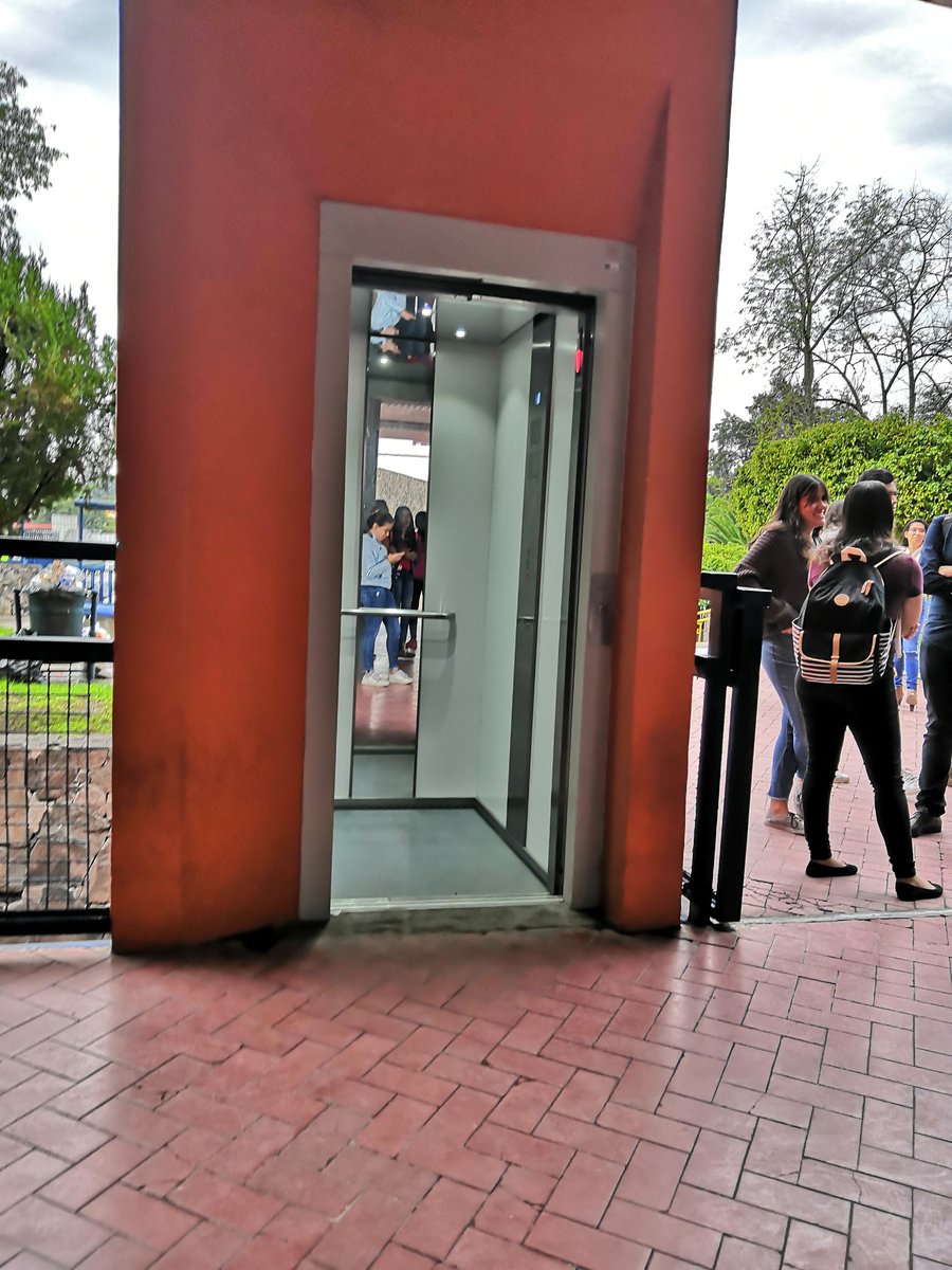 LuuAnayeli's tweet photo. Llegó primero el elevador que las promesas cumplidas de los candidatos a la @FEU en el @difundecucsh. ¿Los estudiantes de hoy, serán los políticos de mañana? https://t.co/573T5qqHME