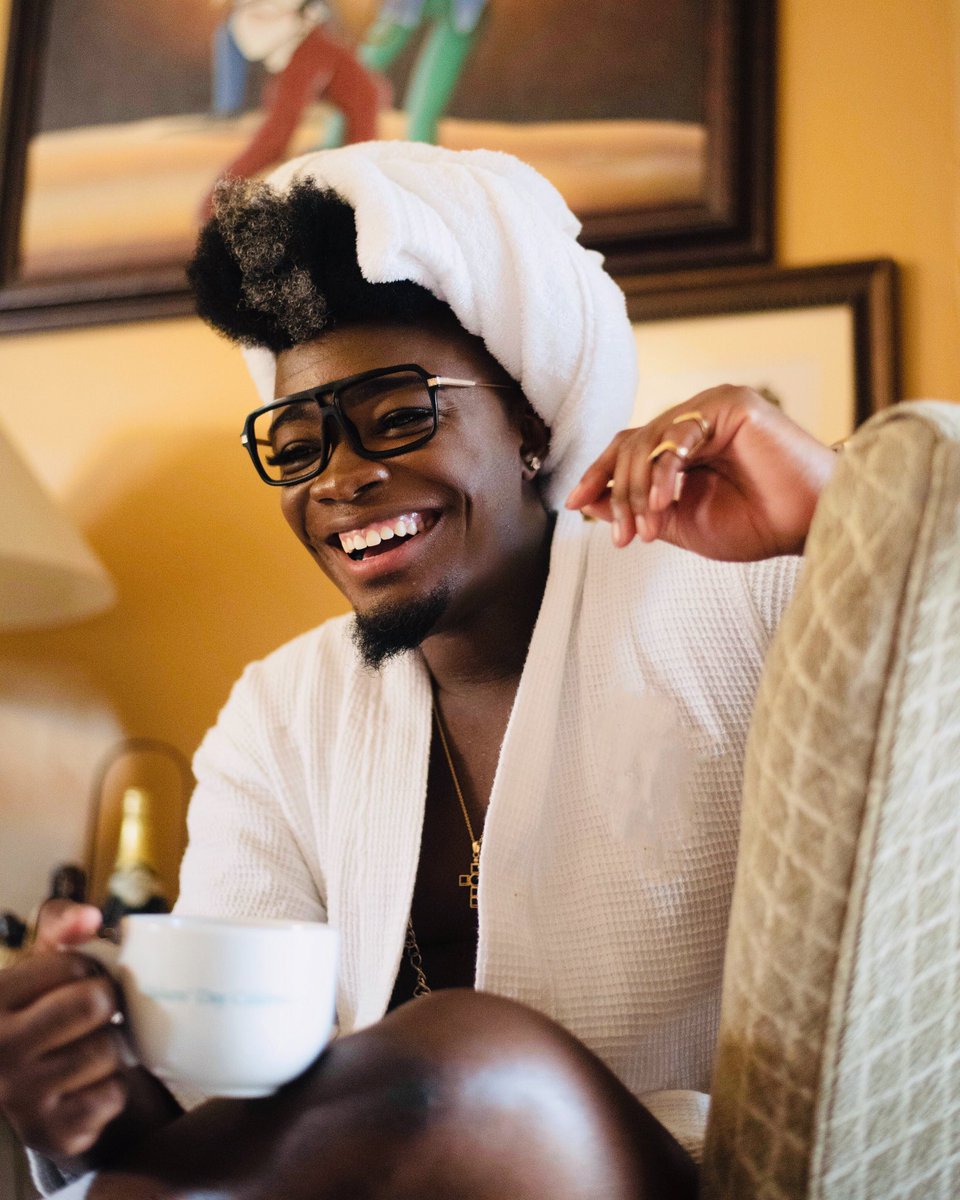 HeIsOliverTwiXt's tweet photo. Happy #TwixtTuesday 🤓 Going live all night tonight, beginning at 8 PM EST. Tune in to see who won the #ZapChallenge⚡️, me cook with the world renowned Chef Holly👨🏾‍🍳, &amp; as some other surprises 🔥 See ya 🤓
.
.
.
#olivertwixt https://t.co/RzCzHfcWlF