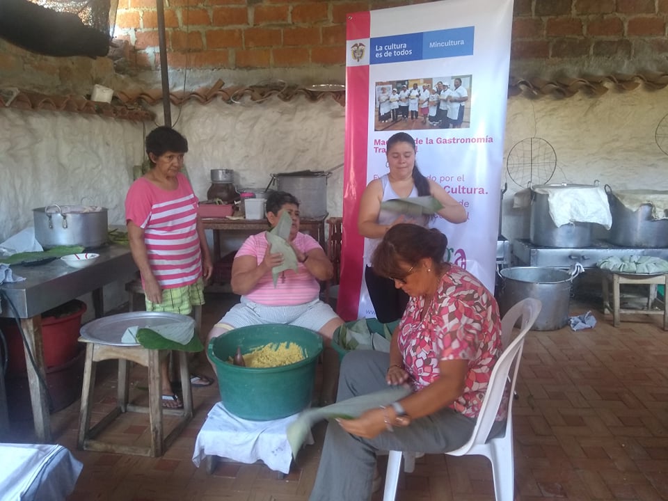 Obusinga's tweet photo. La Maestría de Doña Victoria se evidencio en estos ayacos de sal y de dulce y en los deliciosos y típicos mantecaditos que preparo en el taller de maestras de la gastronomía tradicional en Girón, proyecto apoyado por @mincultura https://t.co/3BGjzlsBpq