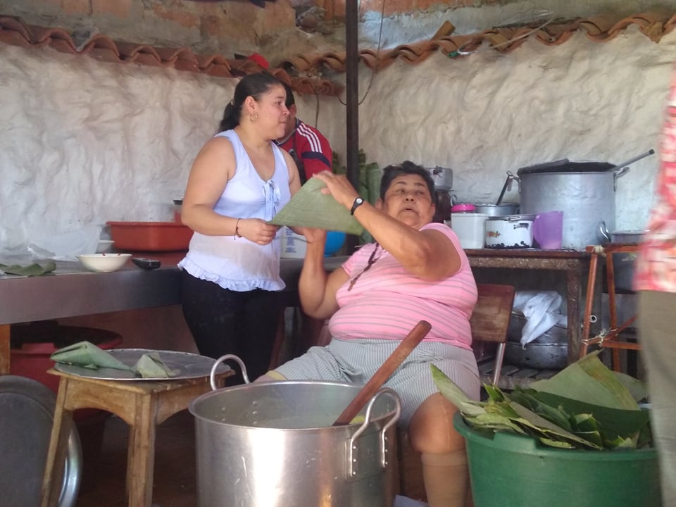 Obusinga's tweet photo. La Maestría de Doña Victoria se evidencio en estos ayacos de sal y de dulce y en los deliciosos y típicos mantecaditos que preparo en el taller de maestras de la gastronomía tradicional en Girón, proyecto apoyado por @mincultura https://t.co/3BGjzlsBpq