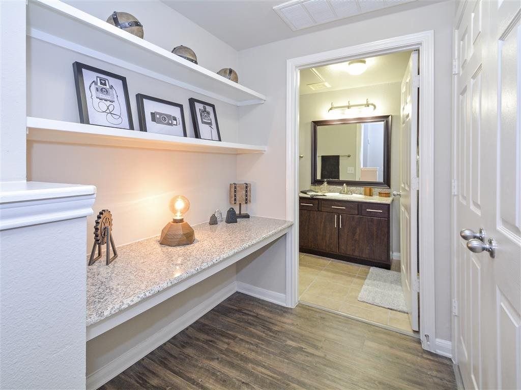 This little nook can be used to display decor, or as a work or study nook. How would you utilize these unique areas in your apartment?
.
.
Villas at Hermann Park, Houston, TX
villasathermannpark.com
.
.
.
#WatertonWay #WatertonRealEstate #HoustonApartments #ApartmentLiving