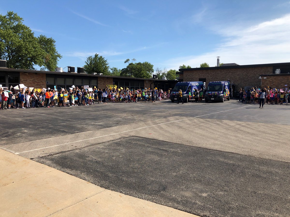 127_5_SpclSrvcs's tweet image. Chicago Ridge the excitement you hear is Enchanted Backpack visiting Ridge Central School!