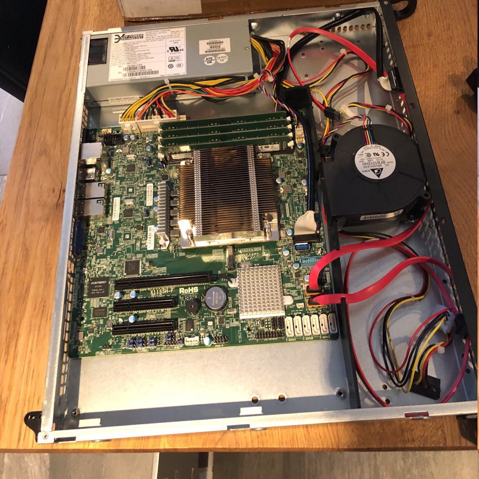 Aktuell bauen wir in Kundenauftrag neue Xeon E3 1270v6 Server zusammen, diese werden bald nach ins Rechenzentrum geschickt.