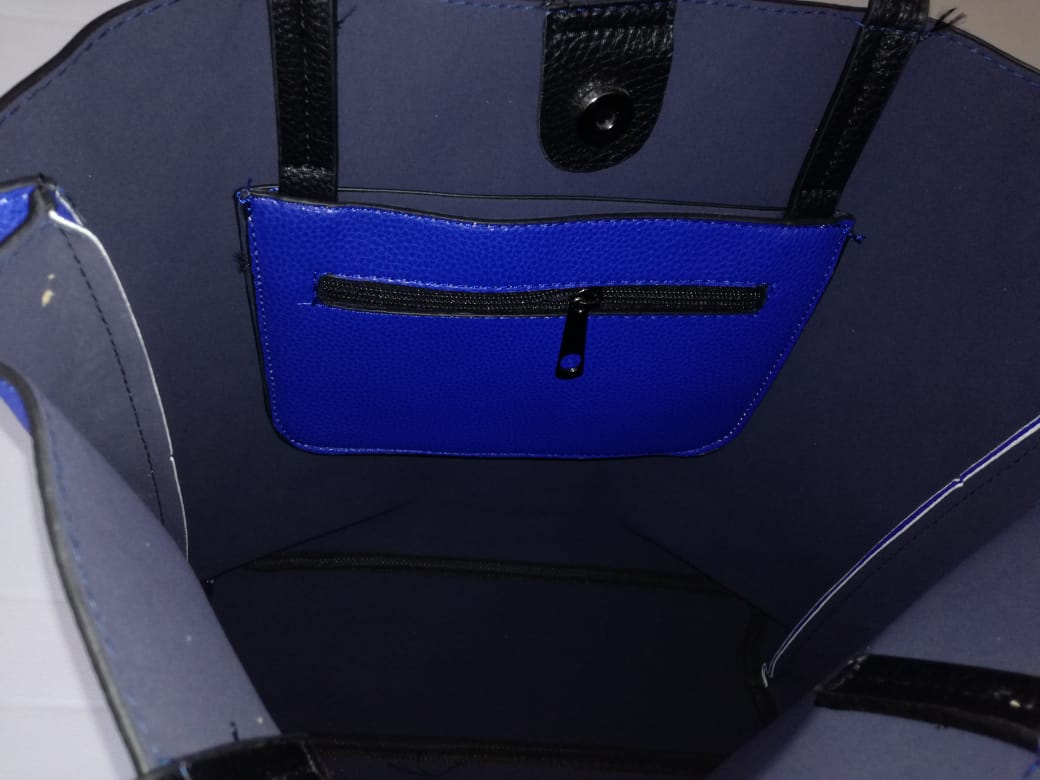 ol_thingsbag's tweet photo. Large sized blue handbag available for R300. DM us to buy it or to place an order.

#FourwaysHair #GirlTalkZA #GirlsTalkZA #makeupartist #Purse #Ladies #handbag #lifestyle #luxurylifestyle #WomensMonth #luggagebag https://t.co/NMabI44PZH