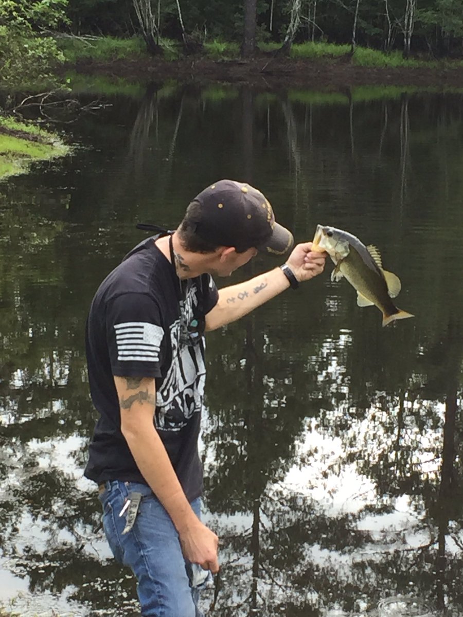 outa0910's tweet photo. Me and my Daddy went fishing this morning I caught two four inchers and he caught two big ones lol https://t.co/RQMJUXUQ2n