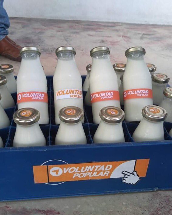 cristiancrespoj's tweet photo. ¡¡ASQUEROSO!! Ejemplo de lo que busca @VoluntadPopular, @leopoldolopez y @jguaido: hacer campaña política en #Venezuela en vez de pelear una real salida. Al igual que el Narcorégimen de Maduro, la "oposición" utiliza la carencia de recursos básicos y el hambre para ganar adeptos. https://t.co/qJbwXHF4TD