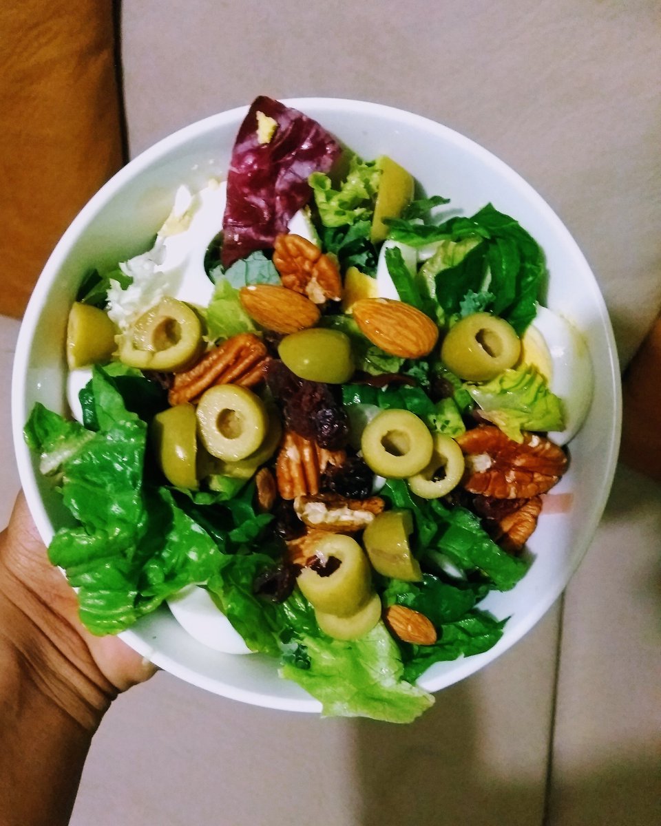 NutriologoGiron's tweet photo. Una ensalada fácil de preparar:
INGREDIENTES:
- 4 aceitunas
-4 nueces 
-4 almendras
-lechuga
-huevo duro 
-1 manzana picada

Ideal para una cena ligera
*Las porciones varían acordé a cada persona https://t.co/B8ATV21mxs